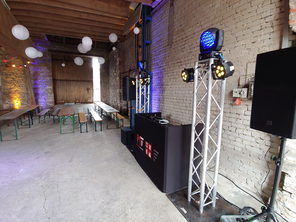 Location mit Traverse, Lautsprecher und Moving Lights über festlichen Tischen