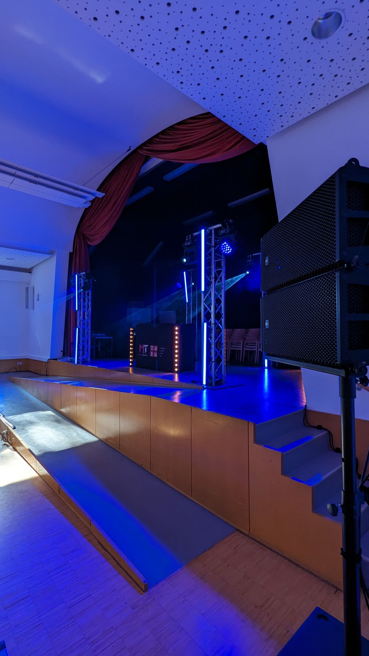 Raum mit blauen LED-Bars und stimmungsvoller Beleuchtung