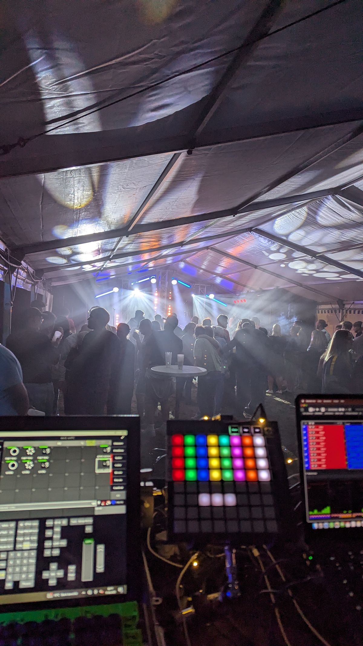 Gäste im Festzelt, im Vordergrund das Lichtsteuerpult